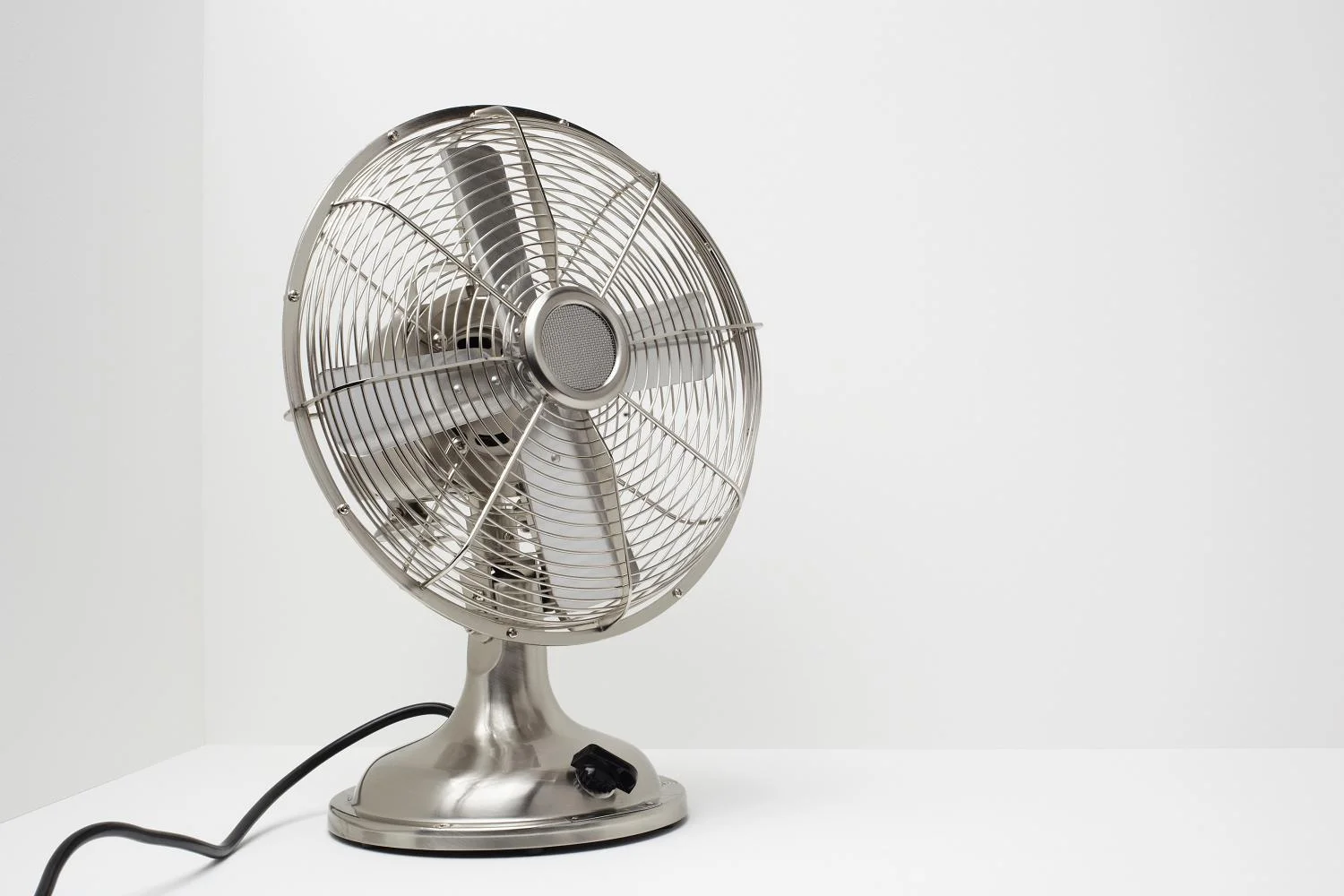Ceiling fan spinning in a modern living room